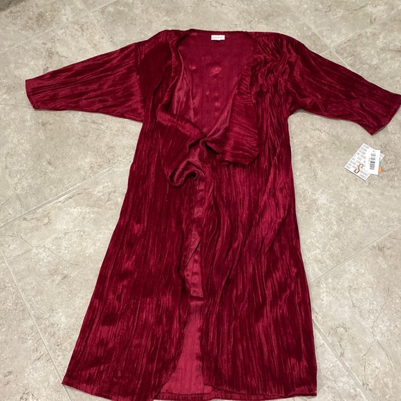 NEW LuLaRoe Shirley crushed red velvet - Picture 3 of 7